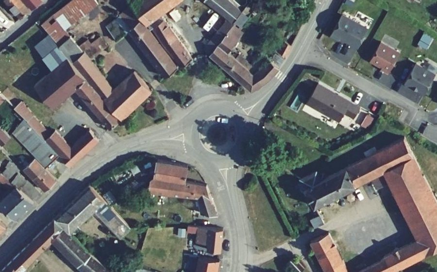 Vue aérienne du Rond-point anonyme n°69711180