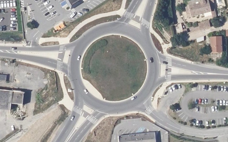 Vue aérienne du Rond-point anonyme n°697164224