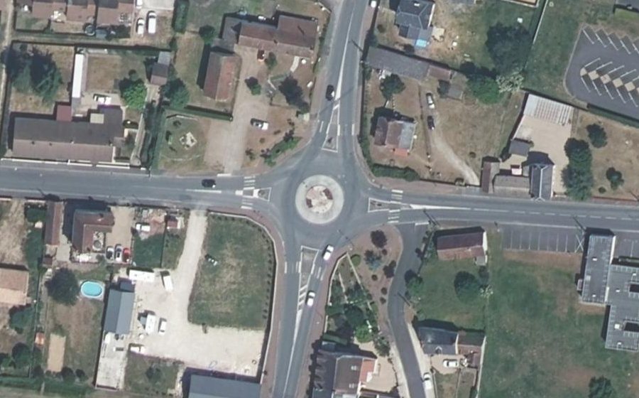 Vue aérienne du Rond-point anonyme n°69718348