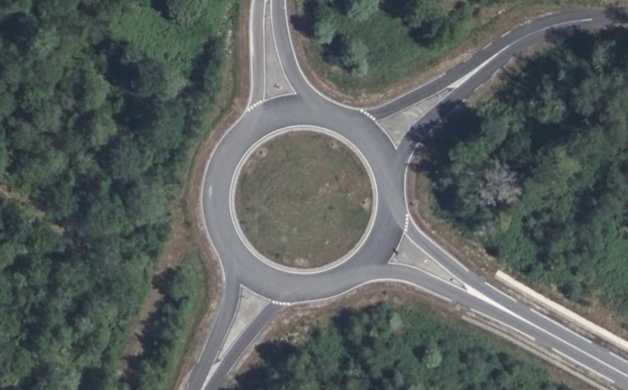 Vue aérienne du Rond-point anonyme n°69721430
