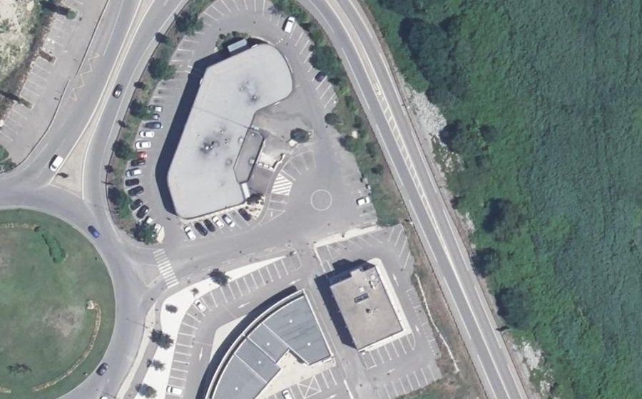 Vue aérienne du Rond-point anonyme n°697323574