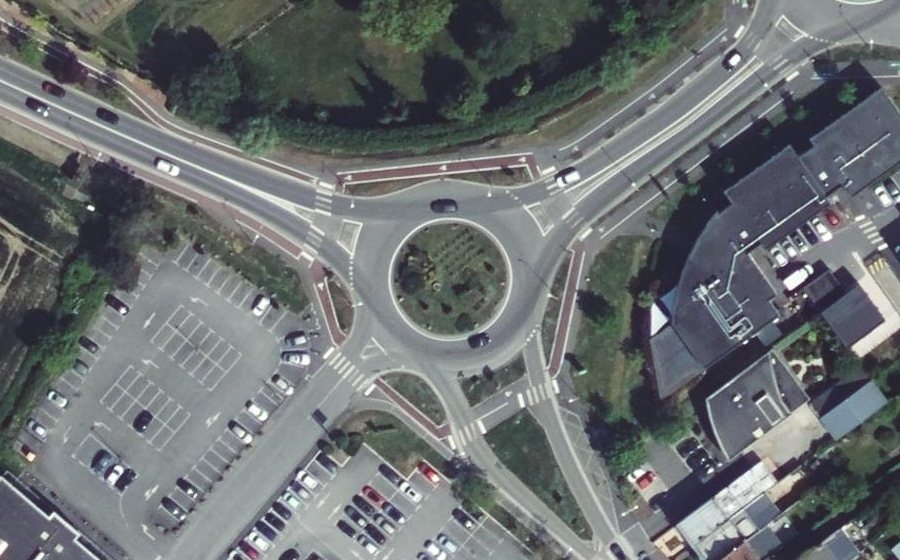 Vue aérienne du Rond-point anonyme n°697357186