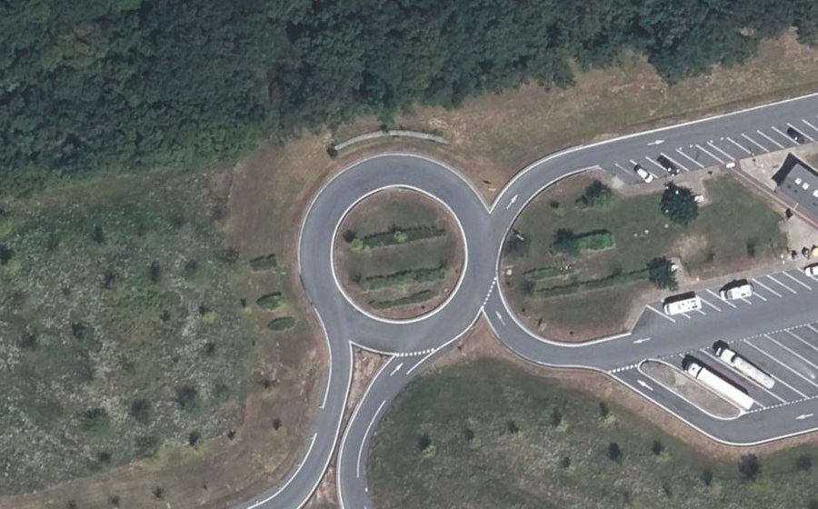 Vue aérienne du Rond-point anonyme n°697480466
