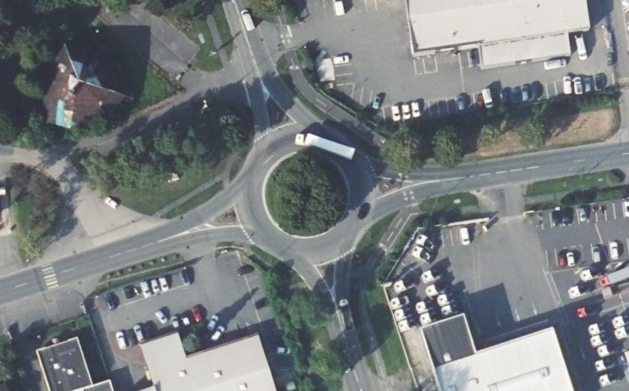 Vue aérienne du Rond-point anonyme n°69760545
