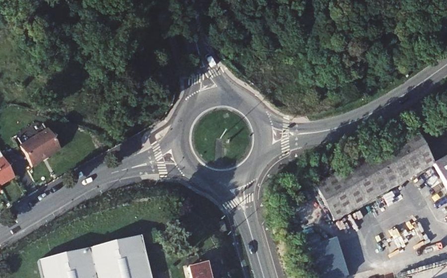Vue aérienne du Rond-point anonyme n°69763906