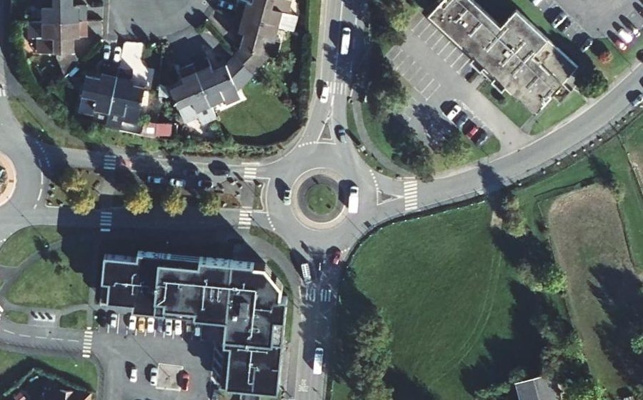 Vue aérienne du Rond-point anonyme n°69763918