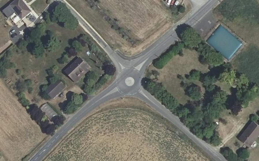 Vue aérienne du Rond-point anonyme n°697716505
