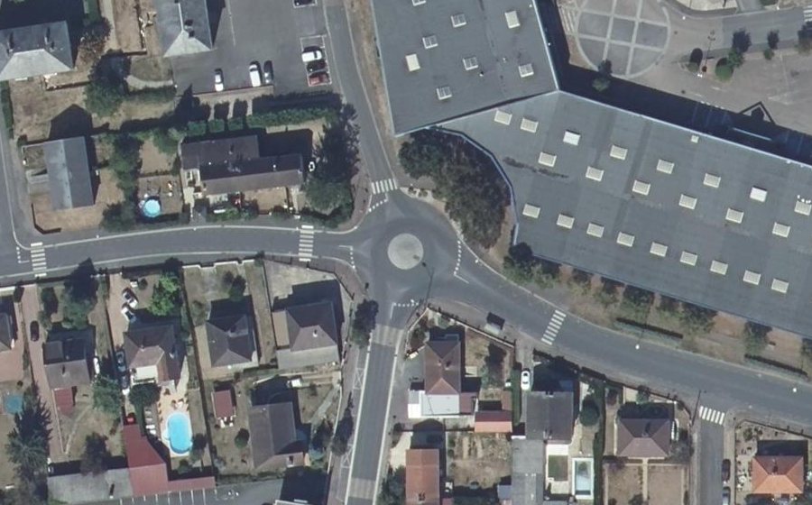 Vue aérienne du Rond-point anonyme n°69771763