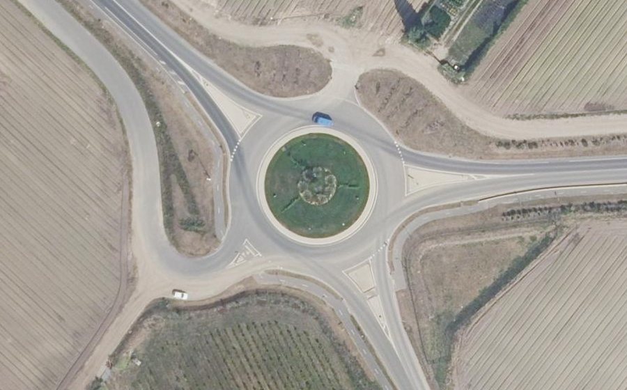 Vue aérienne du Rond-point anonyme n°697818229