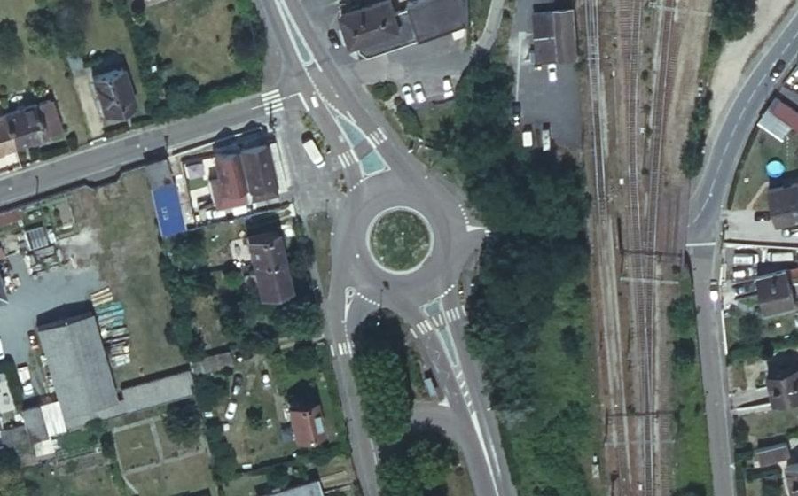 Vue aérienne du Rond-point anonyme n°697880855