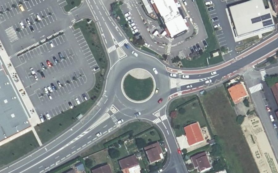 Vue aérienne du Rond-point anonyme n°697927815