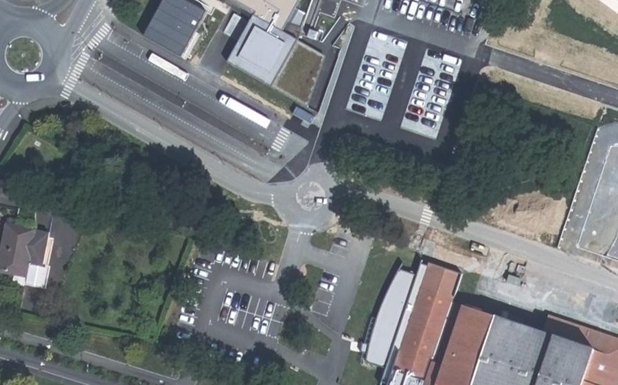 Vue aérienne du Rond-point anonyme n°697968310