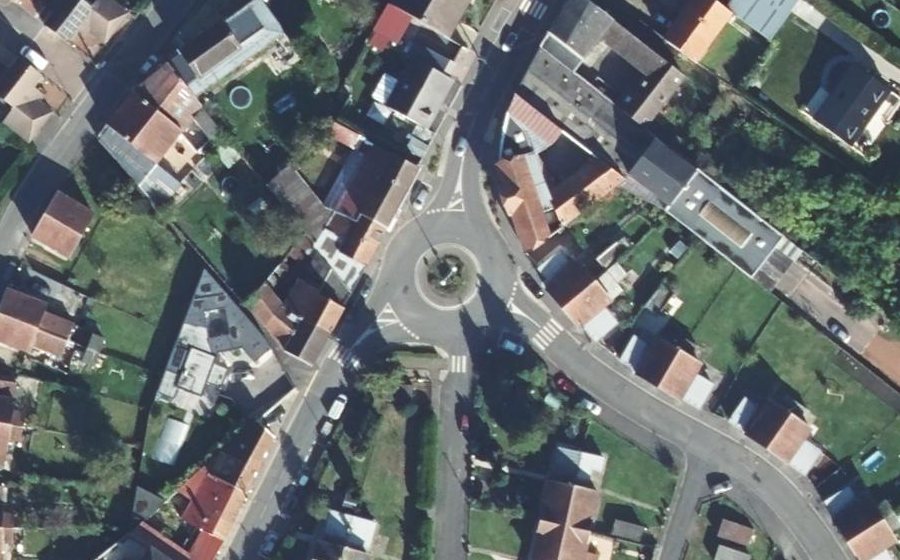 Vue aérienne du Rond-point anonyme n°698068507