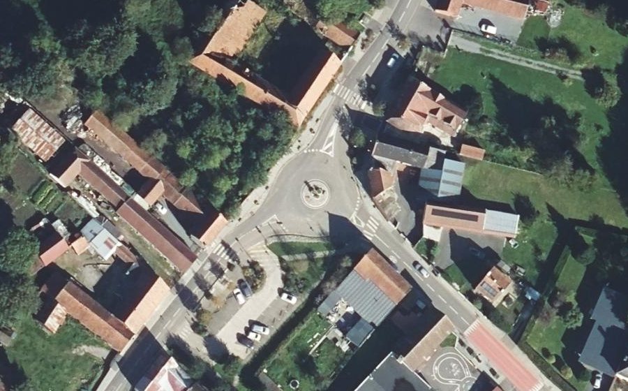 Vue aérienne du Rond-point anonyme n°698068515