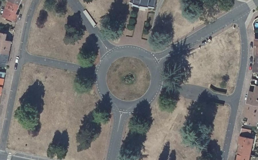 Vue aérienne du Rond-point anonyme n°69807444