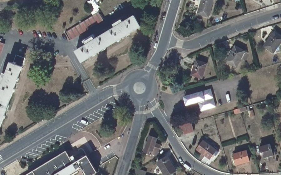 Vue aérienne du Rond-point anonyme n°69810620