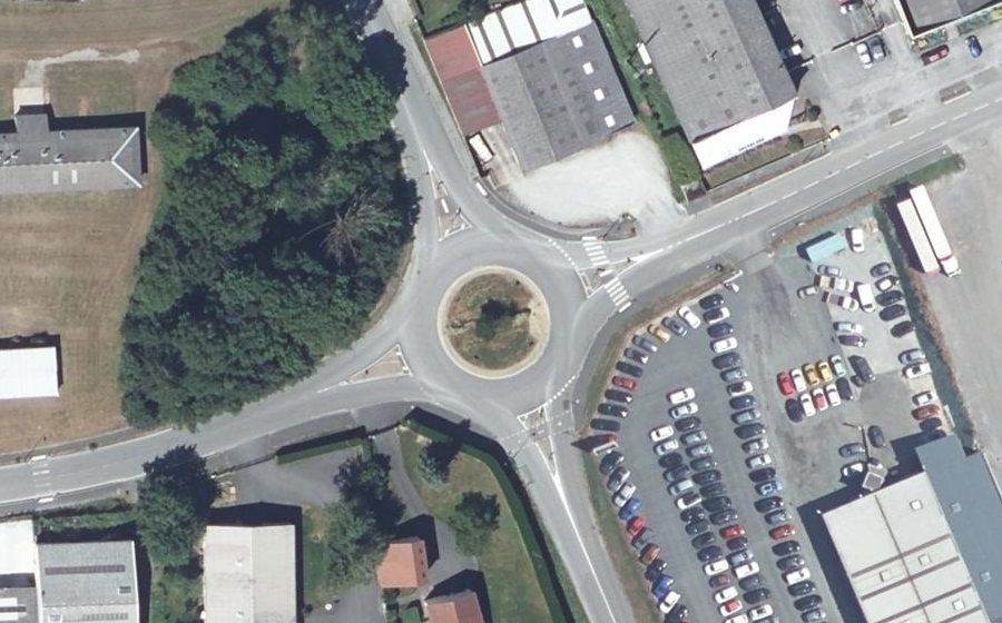Vue aérienne du Rond-point anonyme n°698170205