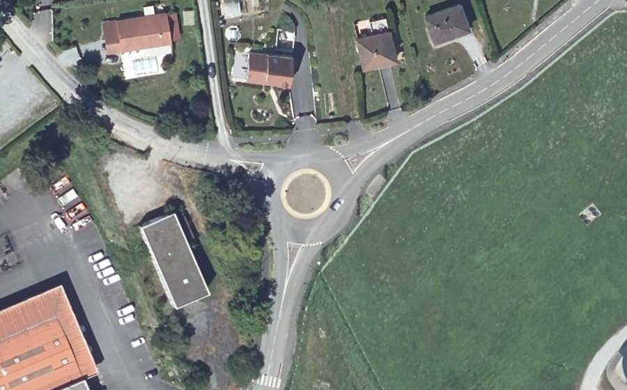 Vue aérienne du Rond-point anonyme n°698170208