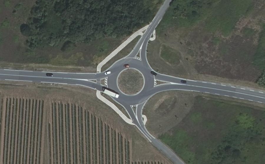 Vue aérienne du Rond-point anonyme n°698210876