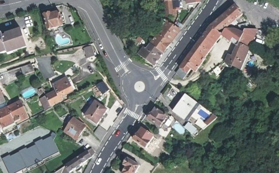 Vue aérienne du Rond-point anonyme n°698309403