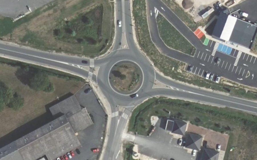 Vue aérienne du Rond-point anonyme n°69883837