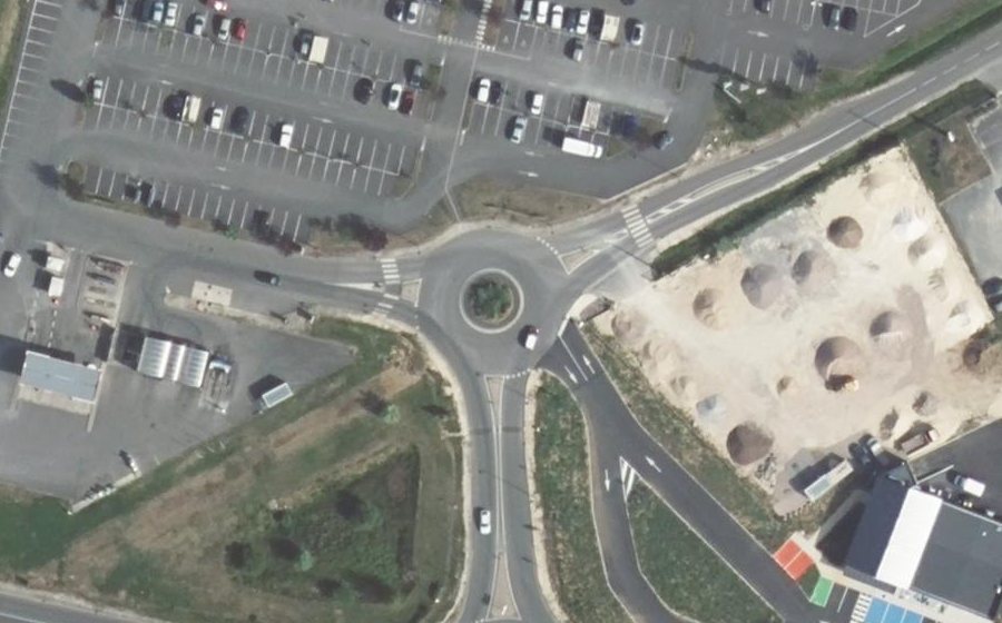 Vue aérienne du Rond-point anonyme n°69883839