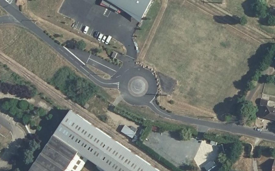 Vue aérienne du Rond-point anonyme n°698901519