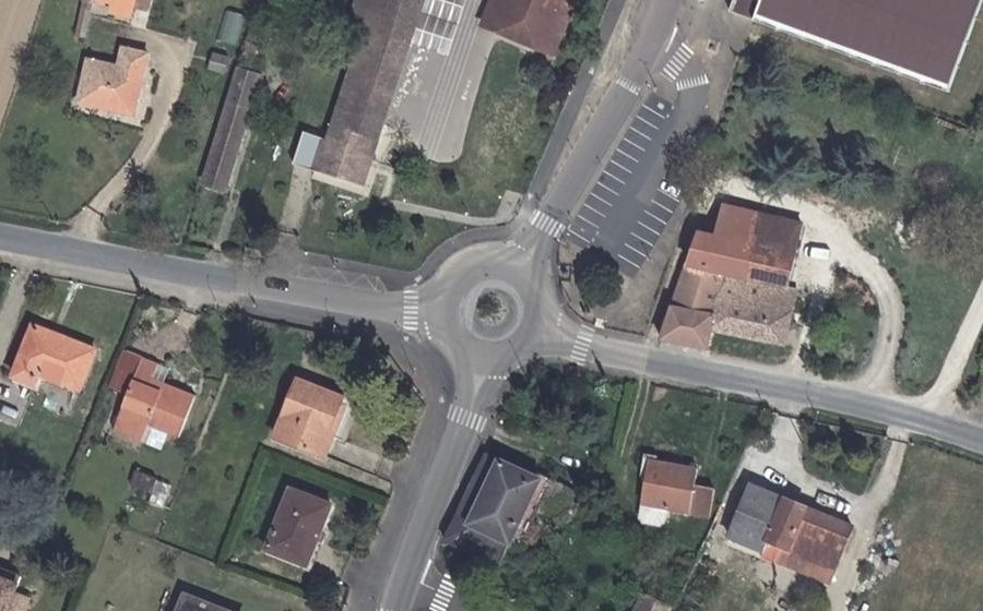 Vue aérienne du Rond-point anonyme n°698915992