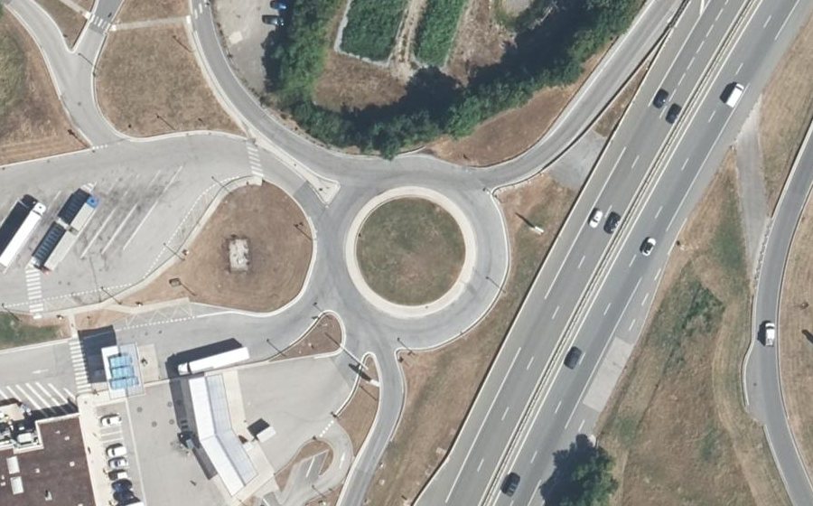Vue aérienne du Rond-point anonyme n°699065045