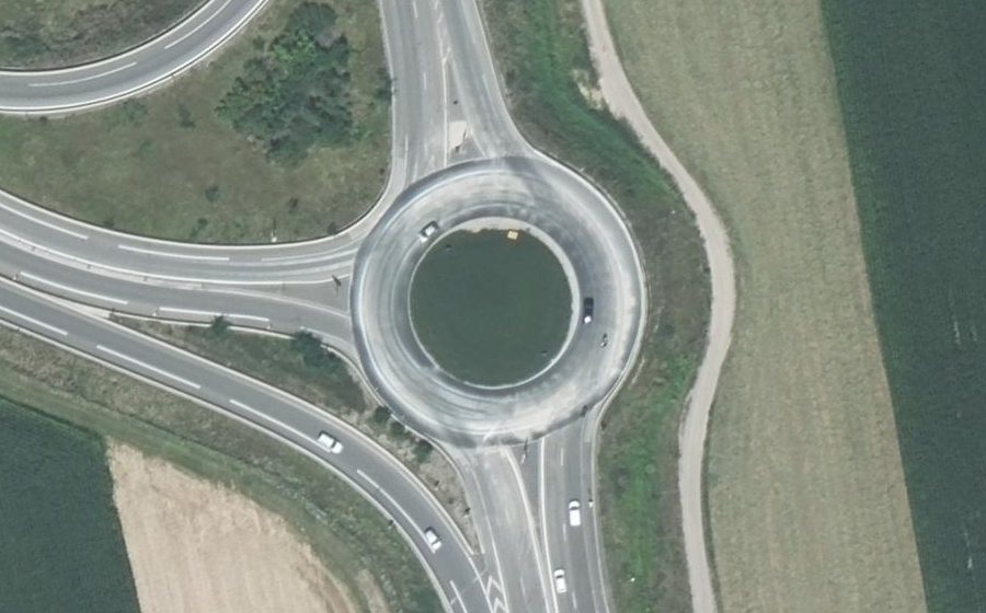 Vue aérienne du Rond-point anonyme n°699079862