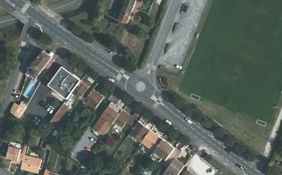 Vue aérienne du Rond-point anonyme n°699208009