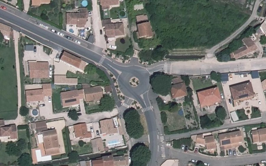 Vue aérienne du Rond-point anonyme n°69920850