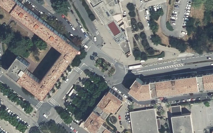 Vue aérienne du Rond-point anonyme n°69923567