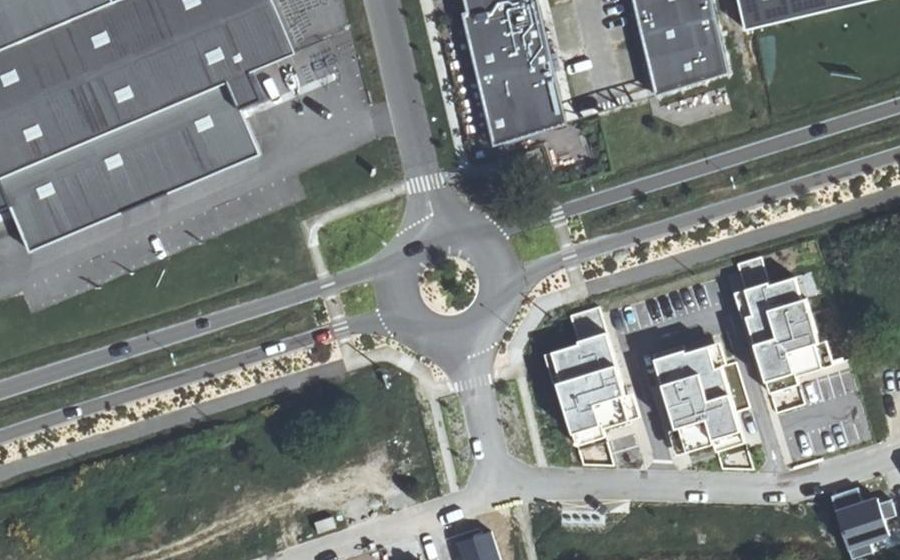Vue aérienne du Rond-point anonyme n°699253325