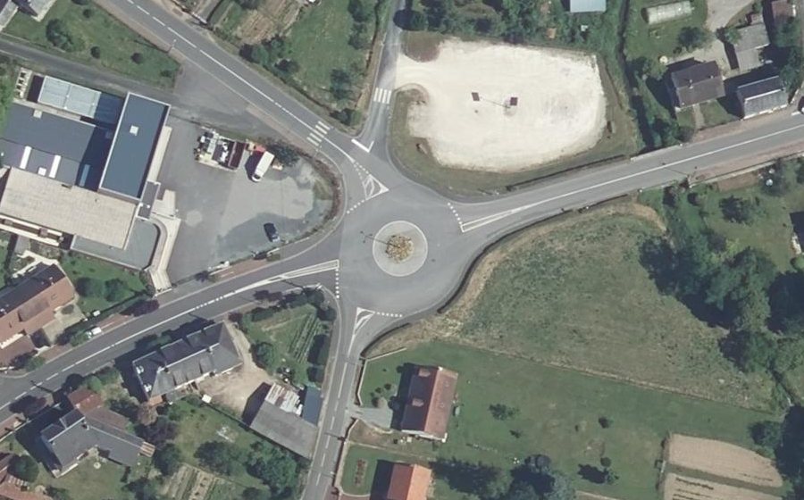 Vue aérienne du Rond-point anonyme n°69936472