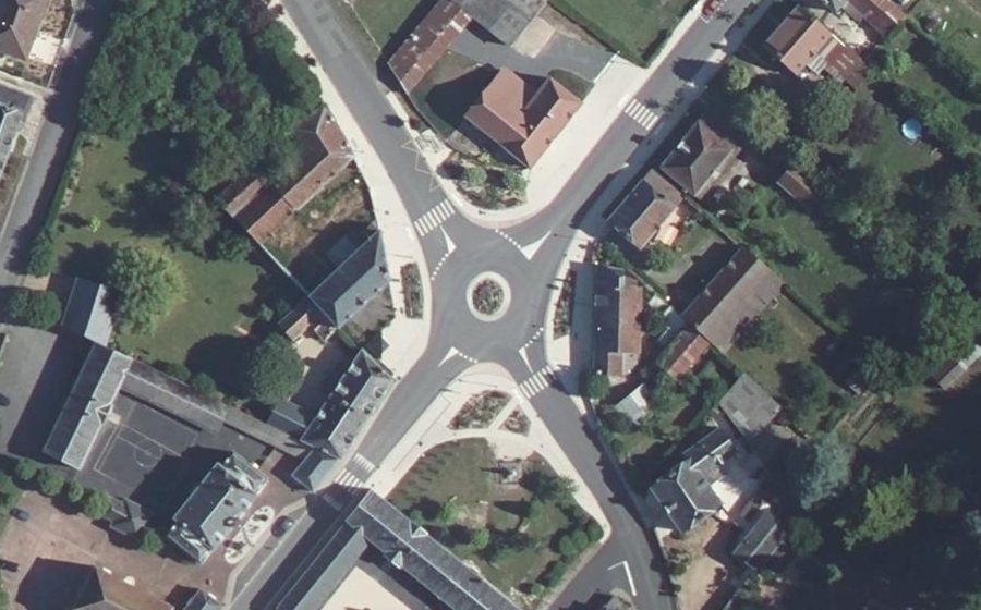 Vue aérienne du Rond-point anonyme n°69936555