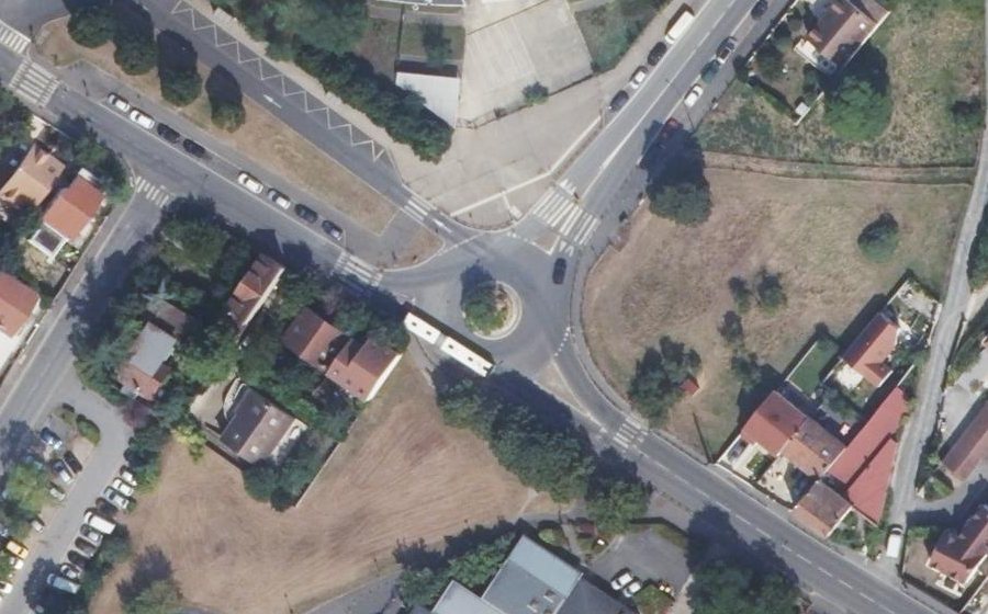 Vue aérienne du Rond-point anonyme n°699397974
