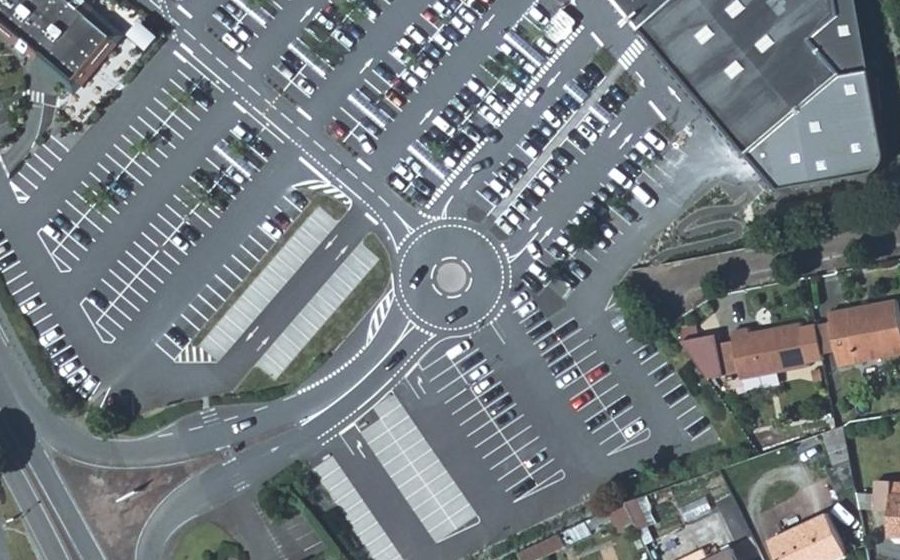 Vue aérienne du Rond-point anonyme n°699439610