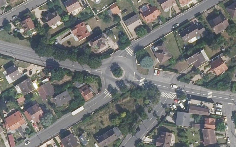 Vue aérienne du Rond-point anonyme n°69946308