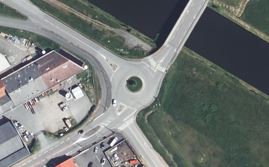Vue aérienne du Rond-point anonyme n°699519947