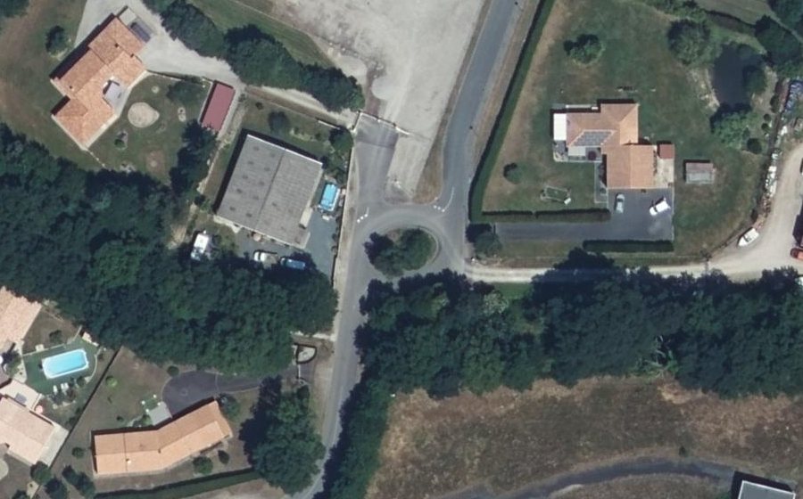 Vue aérienne du Rond-point anonyme n°699560978