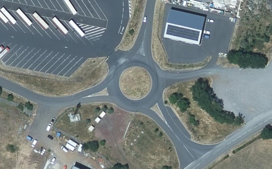 Vue aérienne du Rond-point anonyme n°699646149