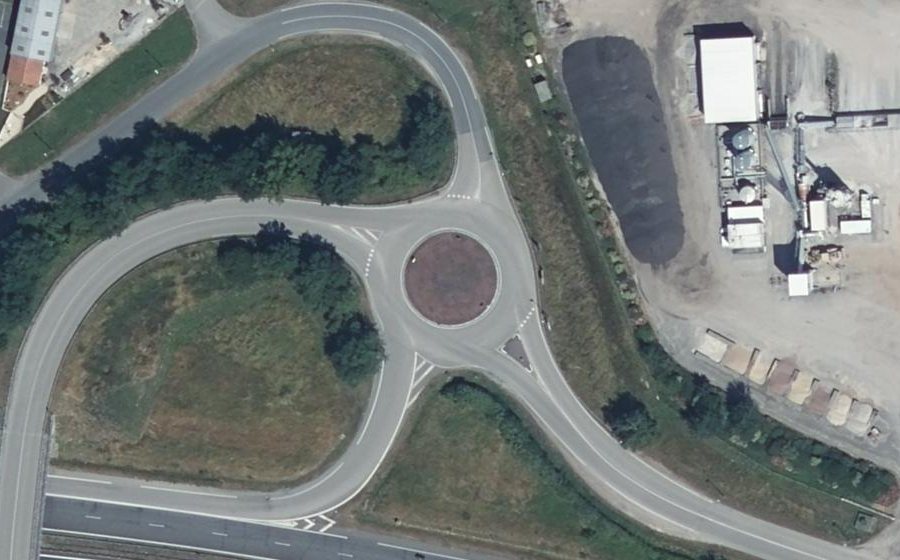Vue aérienne du Rond-point anonyme n°69971375