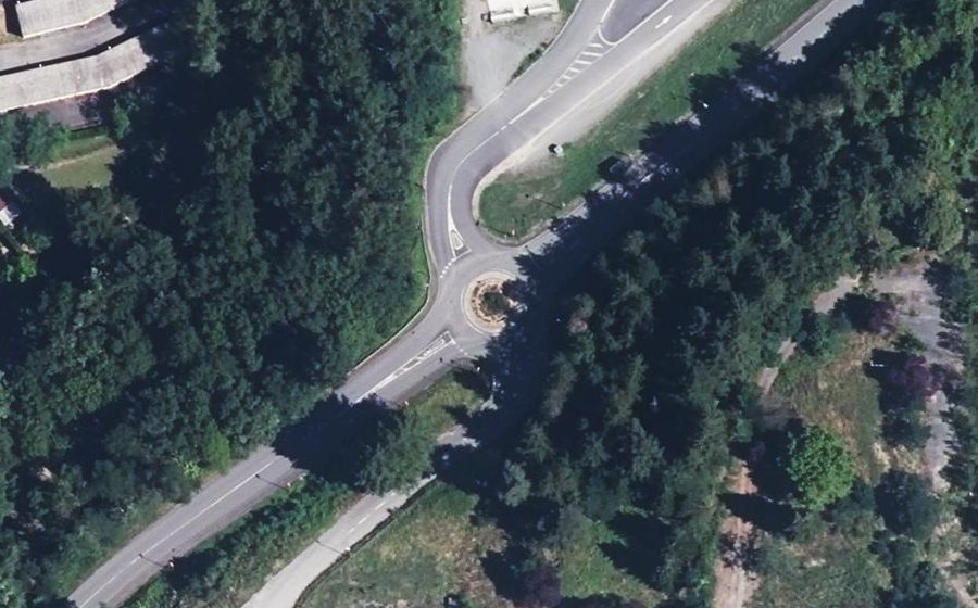 Vue aérienne du Rond-point anonyme n°69974135