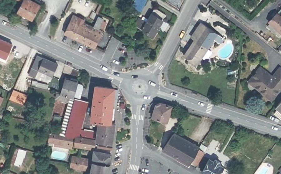 Vue aérienne du Rond-point anonyme n°69976677