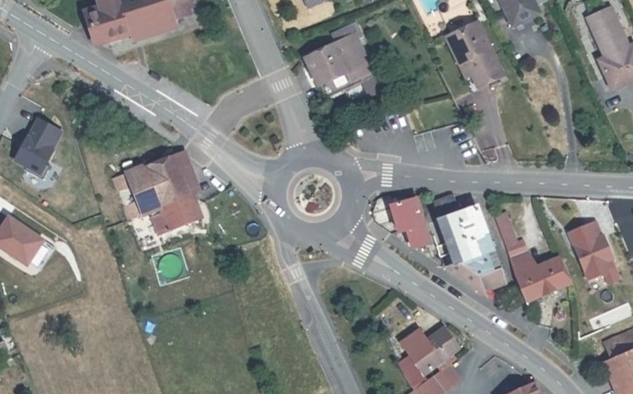 Vue aérienne du Rond-point anonyme n°69978660