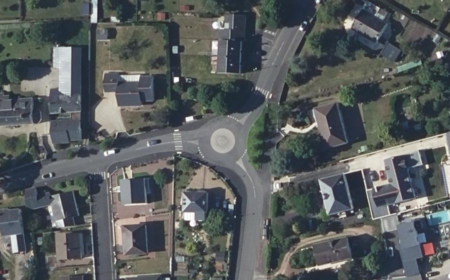 Vue aérienne du Rond-point anonyme n°699851693