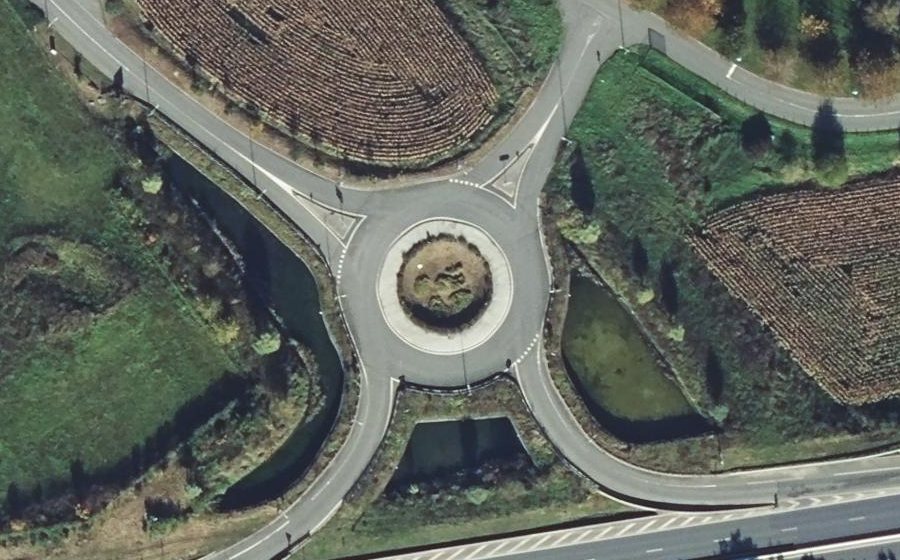 Vue aérienne du Rond-point anonyme n°699869799