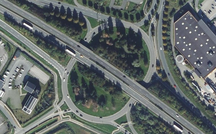 Vue aérienne du Rond-point anonyme n°69987467