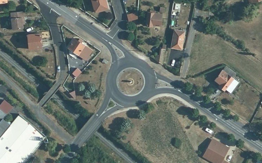 Vue aérienne du Rond-point anonyme n°69989343